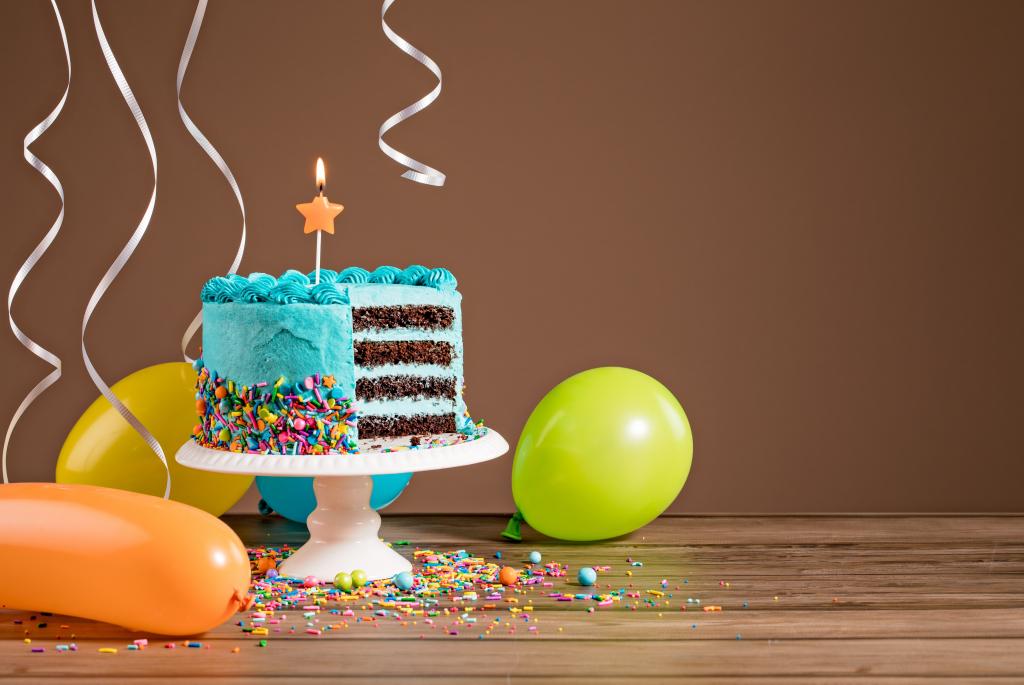 一支蜡烛和气球的生日蛋糕