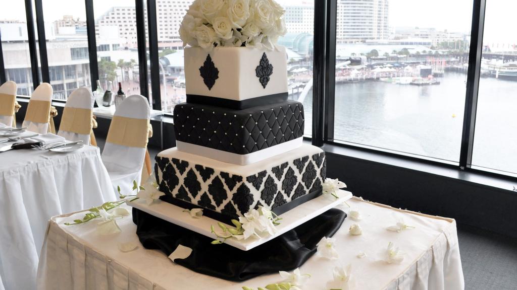 美丽的大黑白婚礼蛋糕