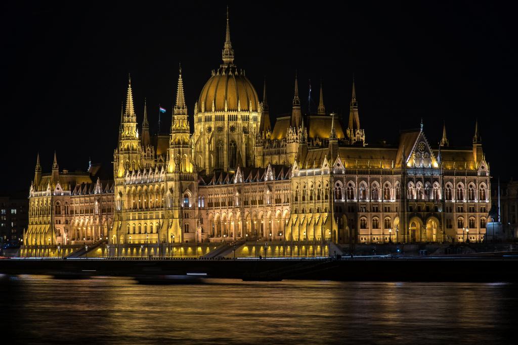 匈牙利议会的美丽的大厦由河在晚上，布达佩斯。
