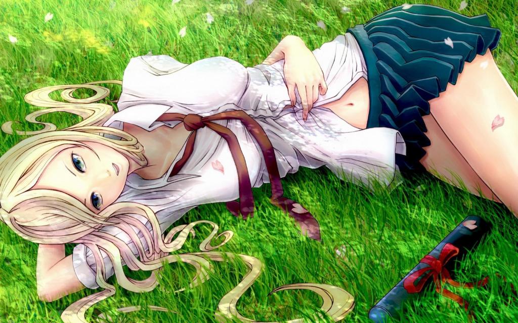 金发躺在草地上，画画