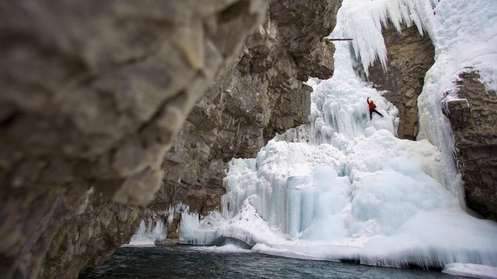 一个男人爬上冰川