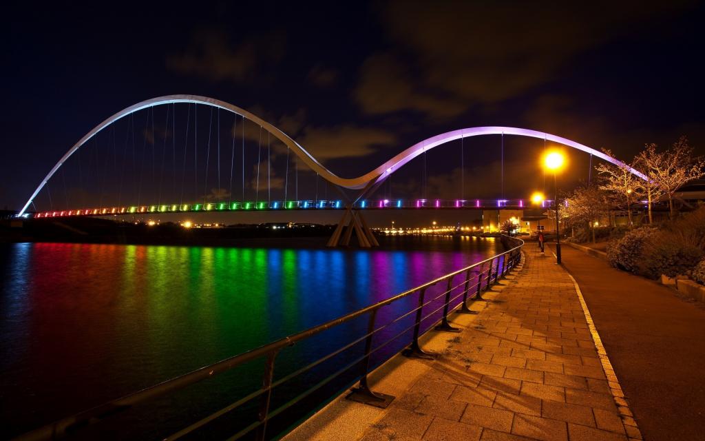 桥梁的彩虹夜晚照明
