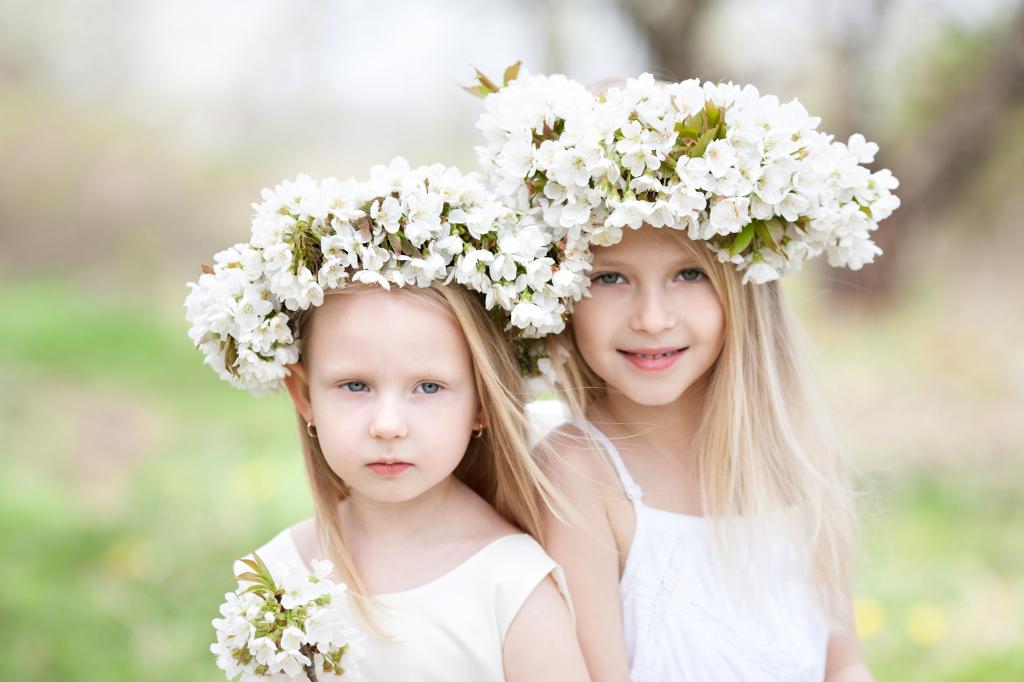两个小女孩在他们头上的白花花圈