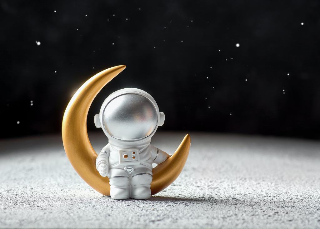 太空服玩偶坐在月亮上