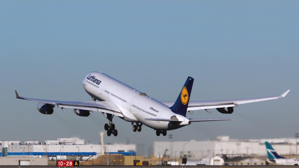 起飞的空中客车A340航空公司汉莎航空公司