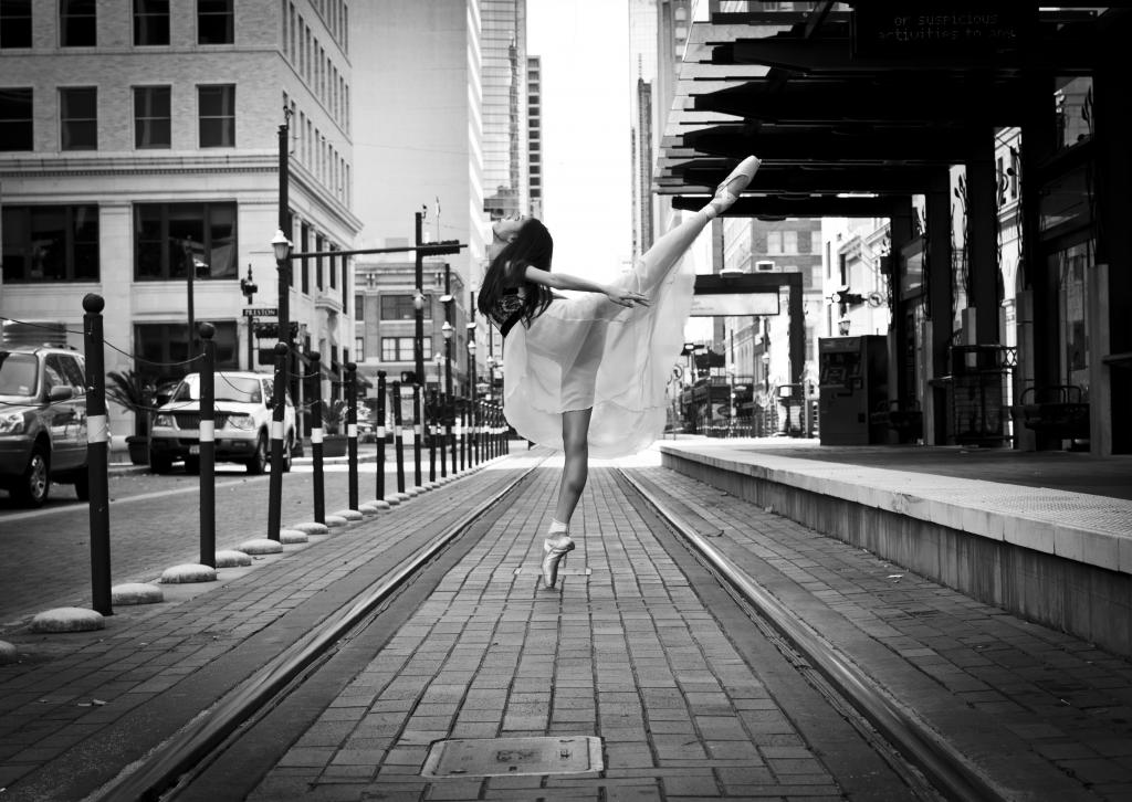 芭蕾舞女演员在城市