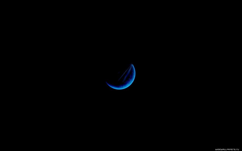 一半的黑色背景上的蓝色月亮