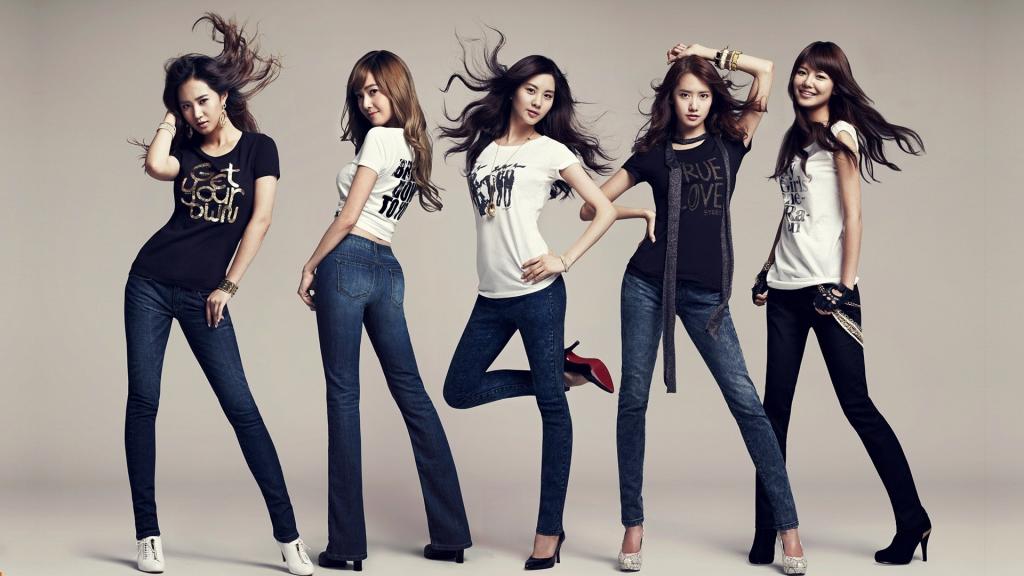 韩国女孩穿着牛仔裤