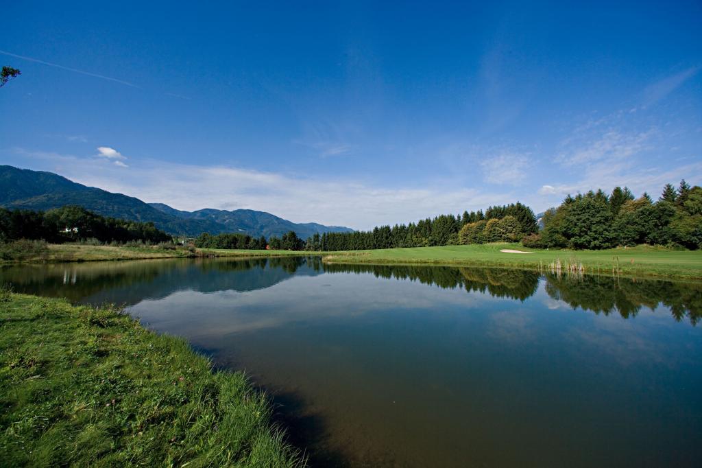 在Faaker-See，奥地利度假胜地湖的水面