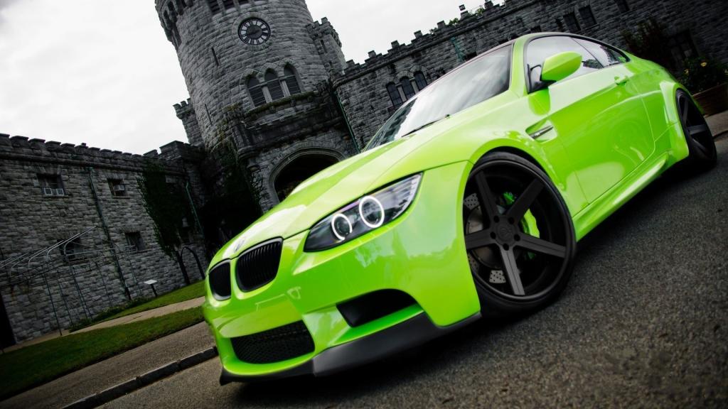 在城堡的背景的绿色BMW