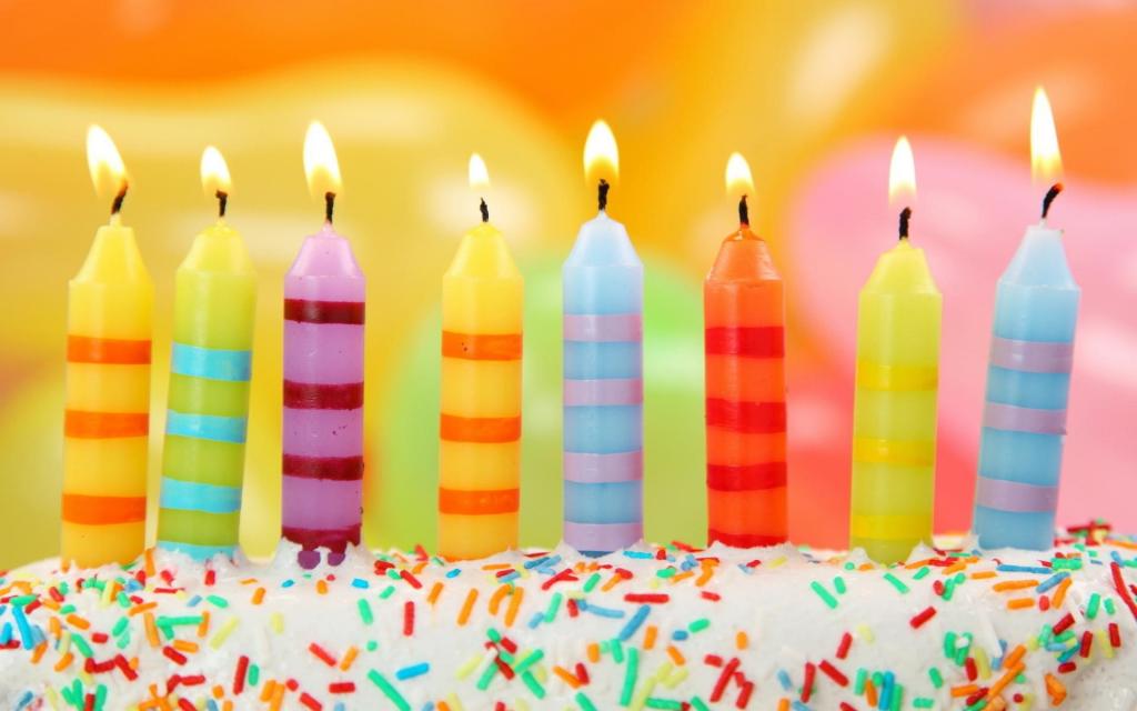五颜六色的蜡烛在生日蛋糕上