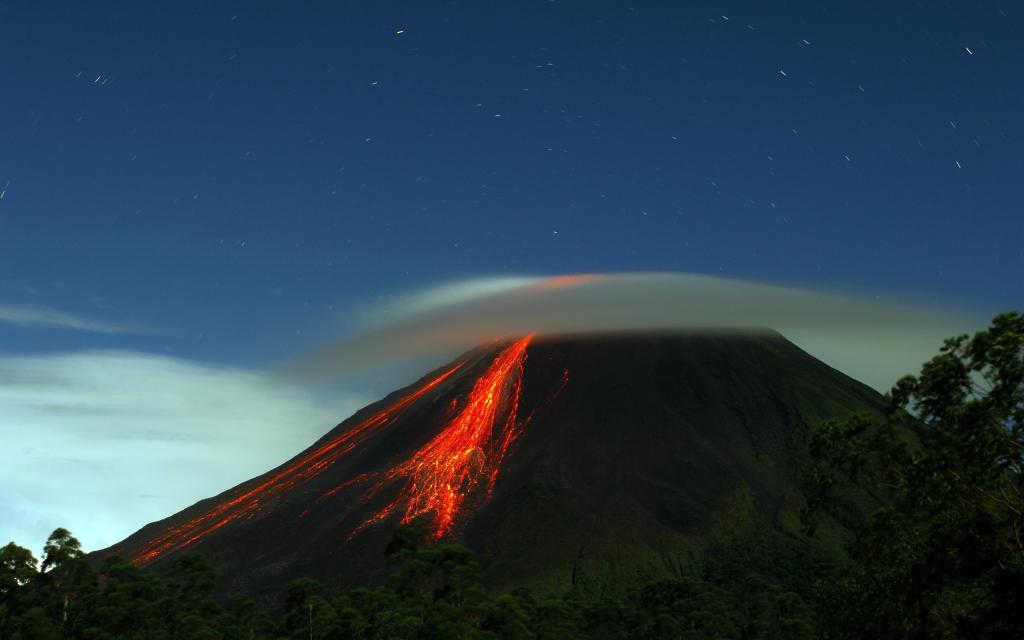 轻微的阴霾在火山喷发之上