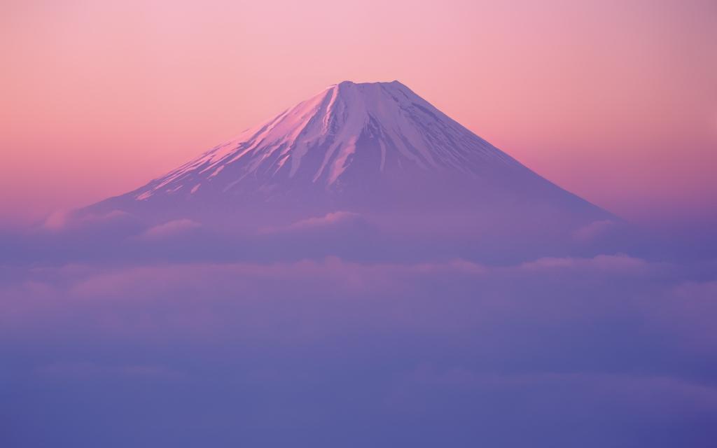 富士山在粉红色的阴霾中