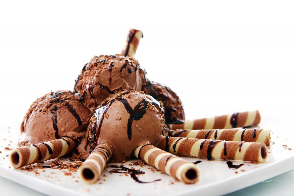 巧克力冰淇淋与白色背景上的吸管