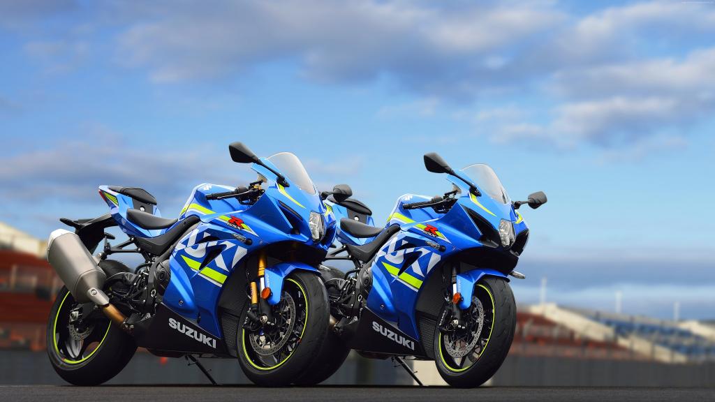 两个蓝色赛车摩托车铃木GSX-R1000，2017年
