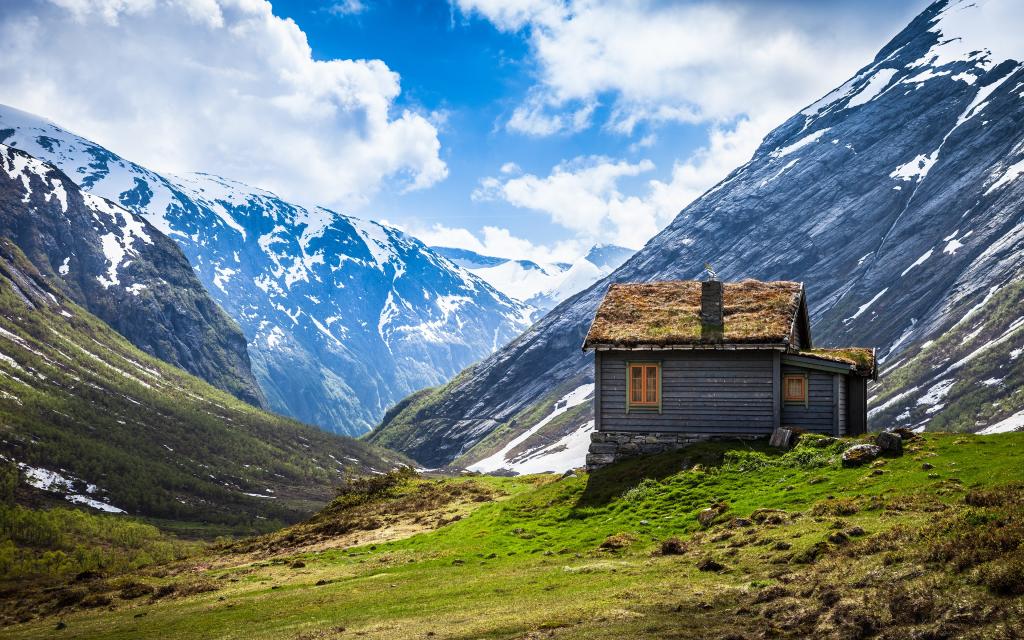 在挪威山区一个孤独的房子