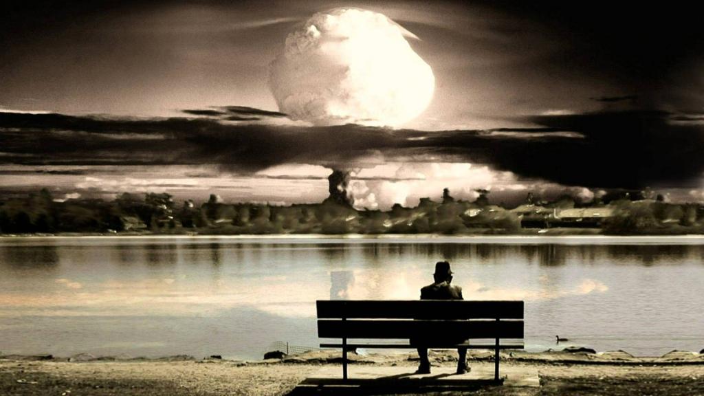 一名男子看着坐在长椅上的核爆炸