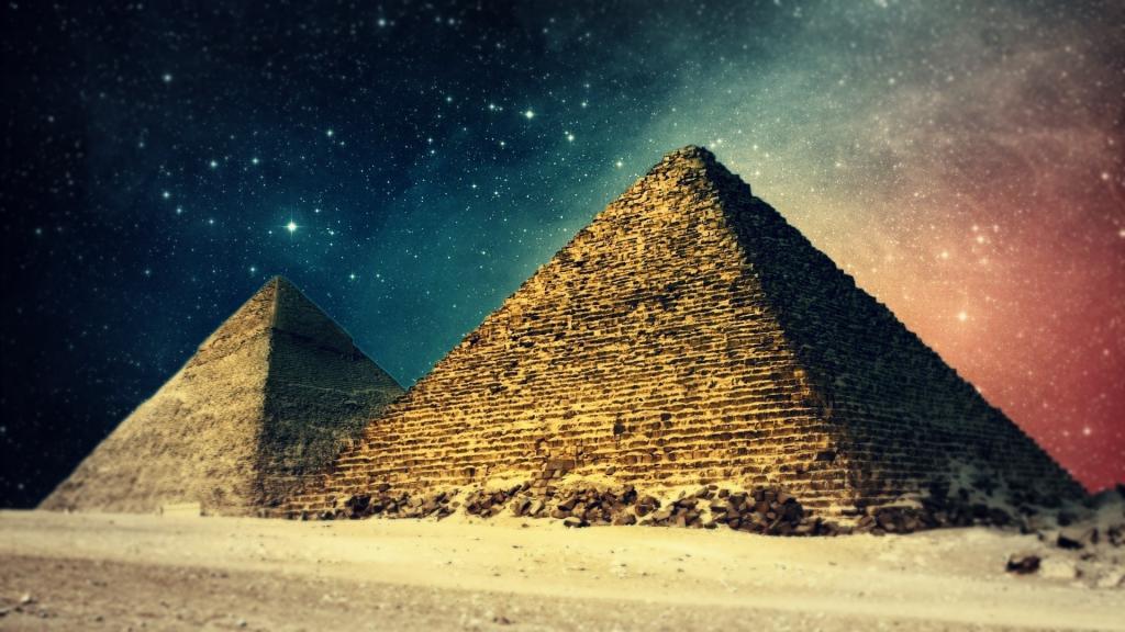 埃及金字塔在晚上