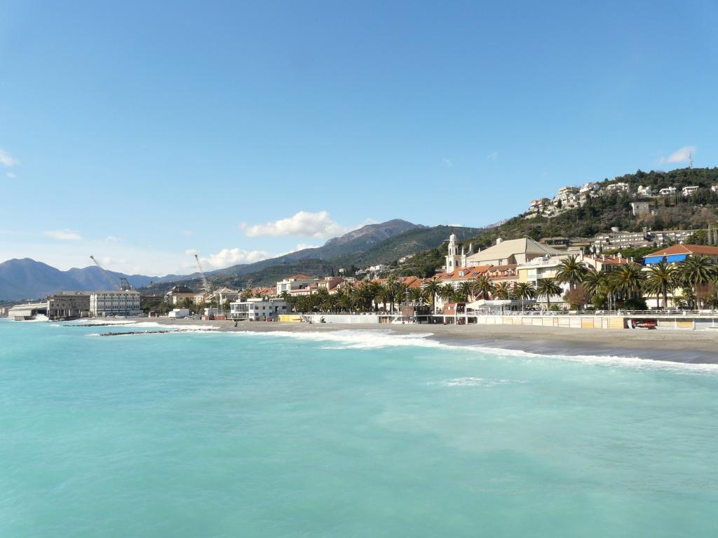 海湾的蓝色海水在手段在彼得拉·利古雷，意大利