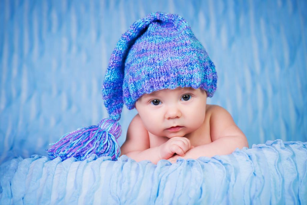 一个漂亮的针织蓝色帽子的小孩