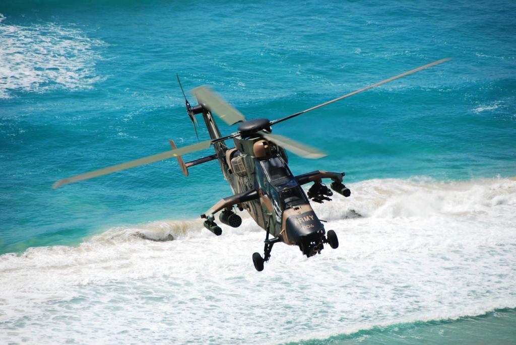 直升机在澳大利亚空军的海面上