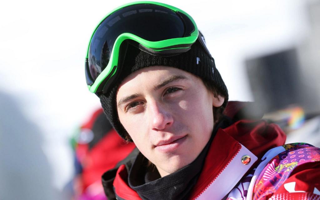 加拿大滑雪运动员马克·麦克莫里斯（Mark McMorris）持有铜牌