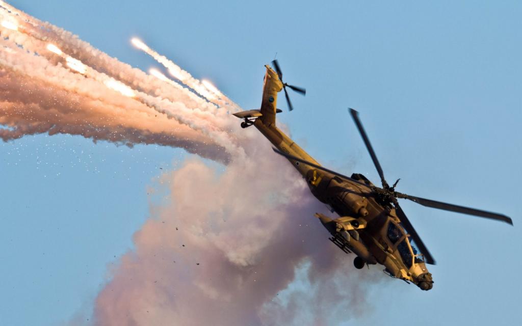 军事直升机AH-64阿帕奇在演习
