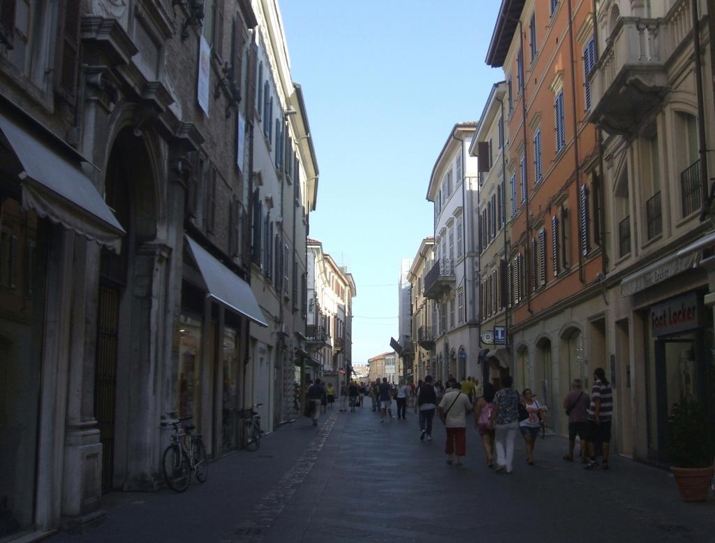 穿过意大利里米尼度假村狭窄的街道