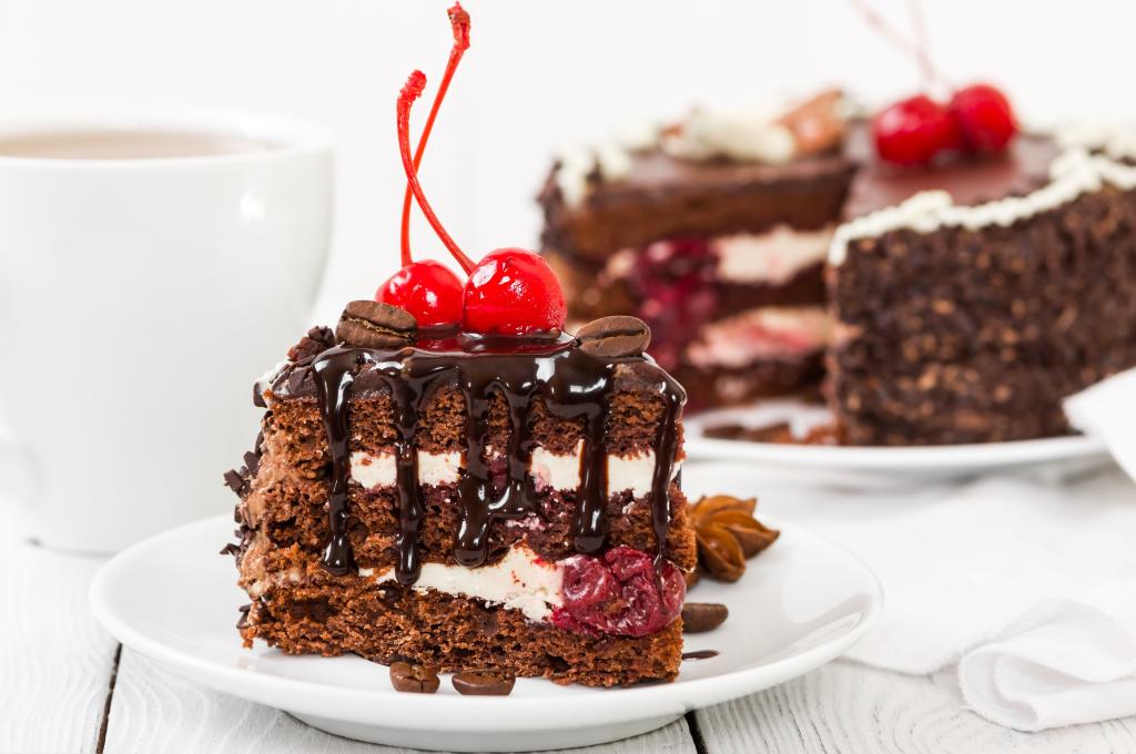 美味的一块蛋糕，巧克力和樱桃