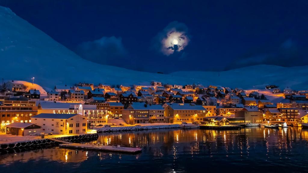 挪威Altu市上空的月亮