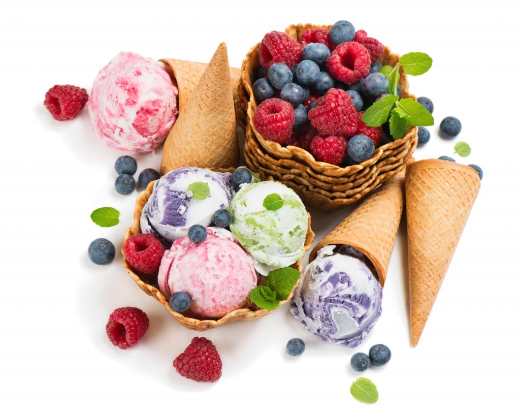 水果冰淇淋球与浆果和华夫饼角