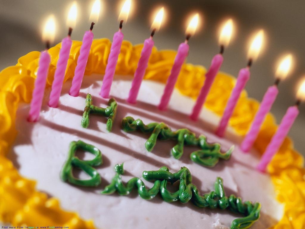 在生日蛋糕上的绿色题字