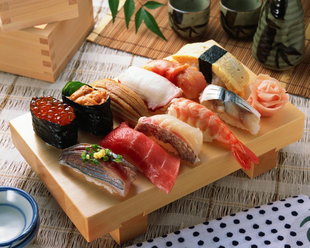 在木板上的开胃日本寿司