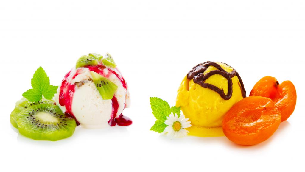 猕猴桃和杏子在白色背景上的冰淇淋球
