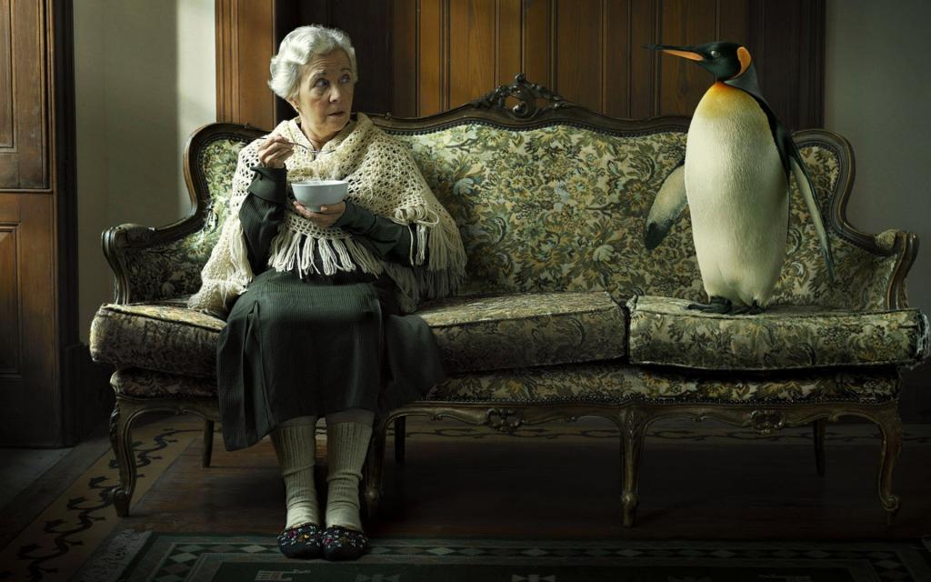 一位老太太吃汤，看着一只企鹅