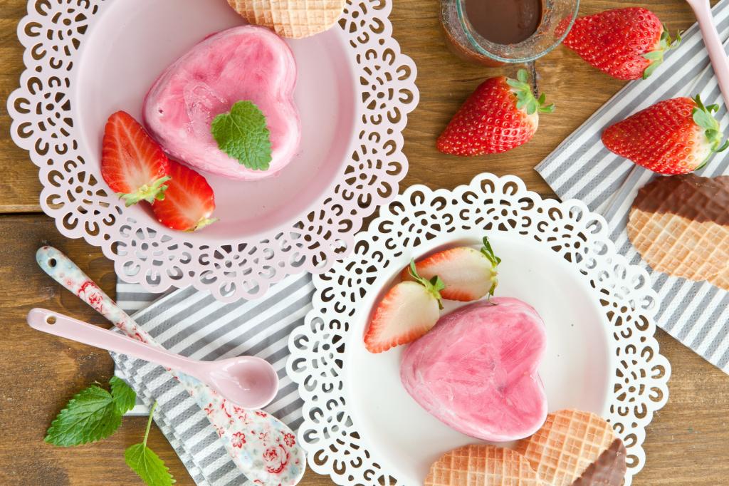 在一个盘子里用新鲜的草莓心的形状的甜点