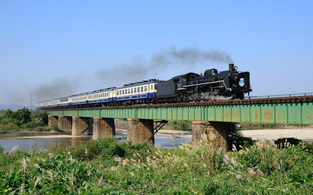 一辆蒸汽机车正在过桥