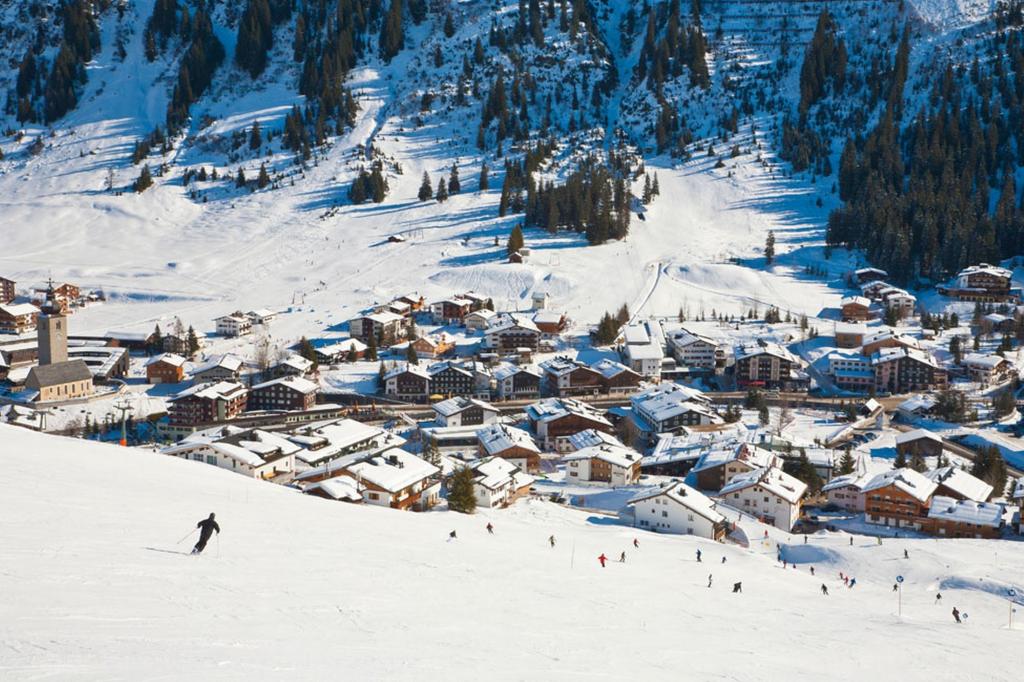 在莱希滑雪胜地，奥地利的滑雪道