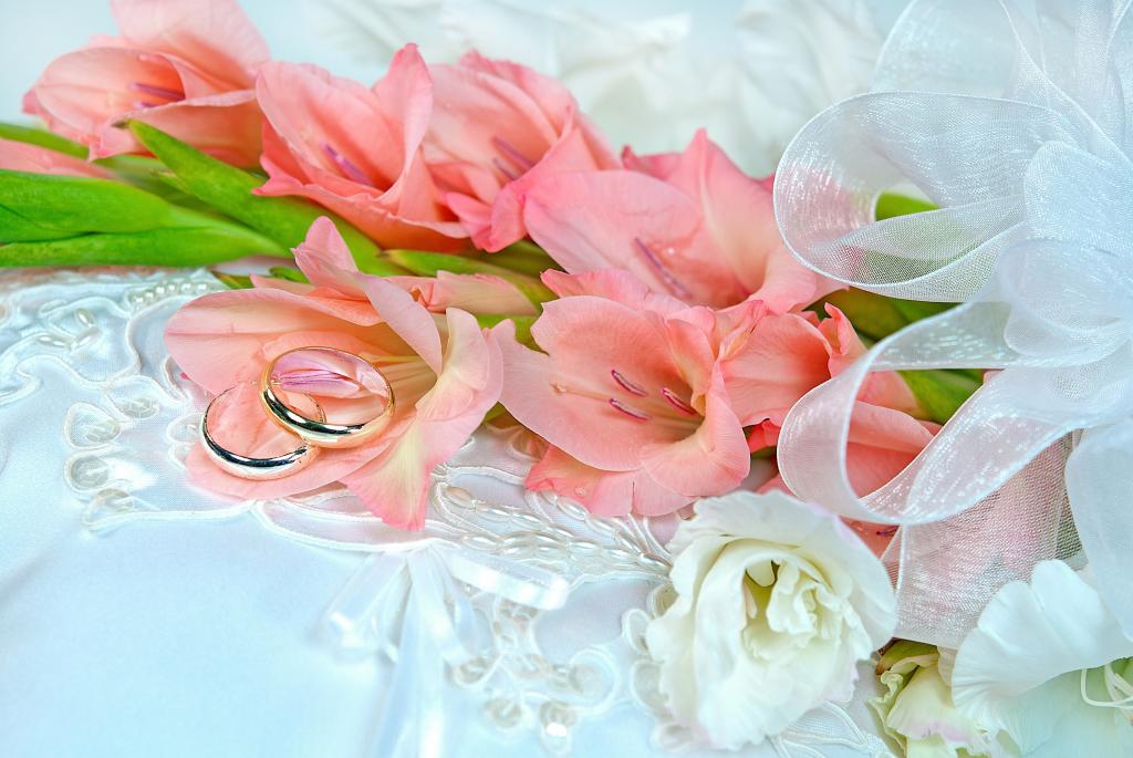 粉红色的唐菖蒲与两个结婚戒指的花束