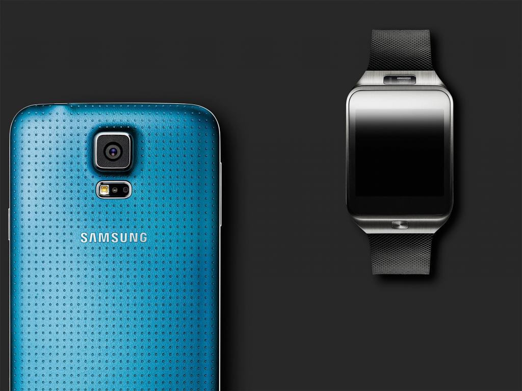 与时钟的蓝色三星Galaxy S5