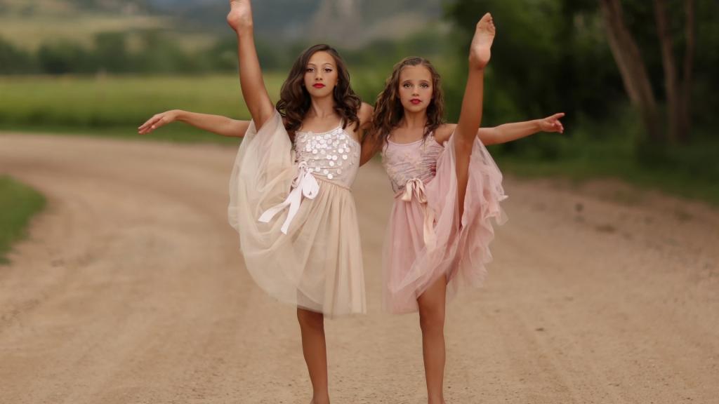 两位年轻的芭蕾舞演员展示他们的艺术
