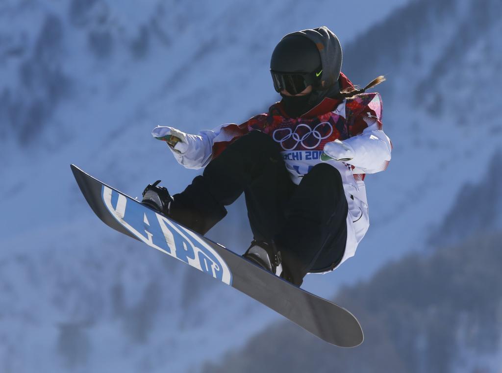 在奥林匹克山的背景上的滑雪板在索契