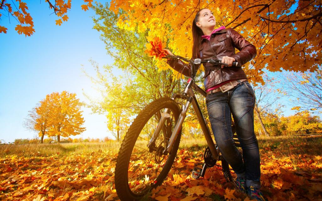 一个女孩在秋天散步的自行车