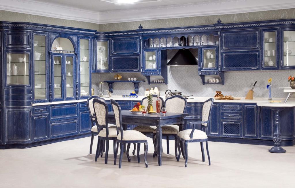 宽敞的蓝色厨房