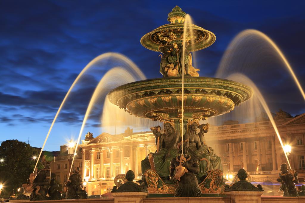 晚上在巴黎协和广场喷泉，巴黎。
