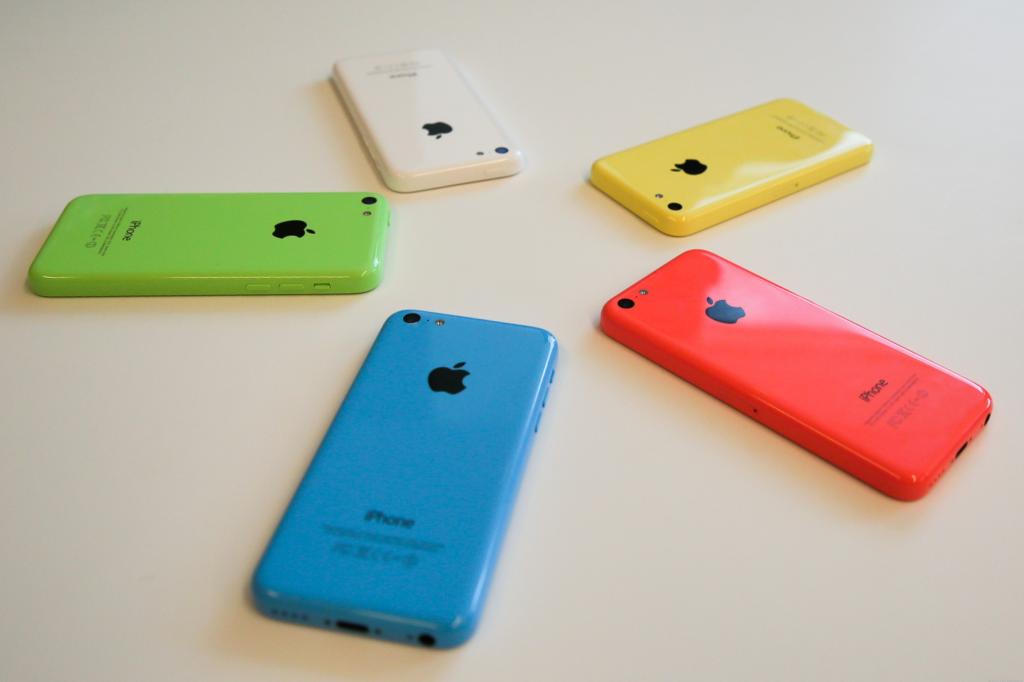 在桌子上的iPhone 5C，所有的颜色