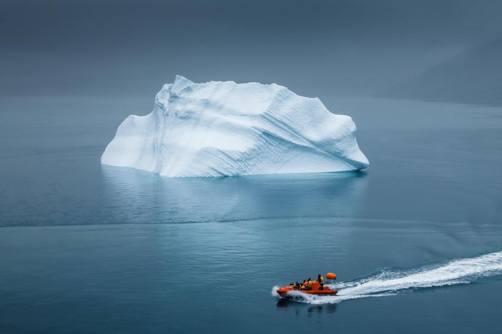 摩托艇离开北极的冰山