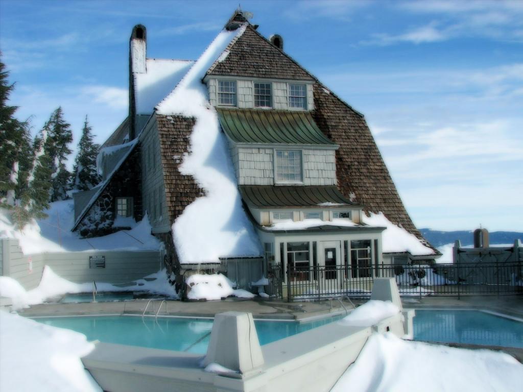 白雪覆盖的房子与游泳池