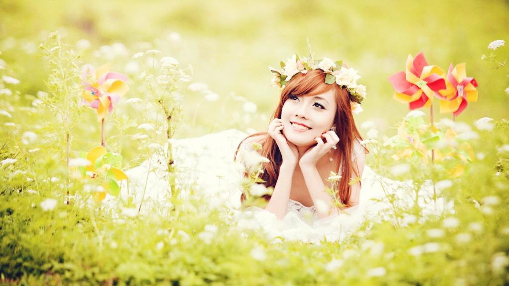 红头发的日本女孩躺在花的领域
