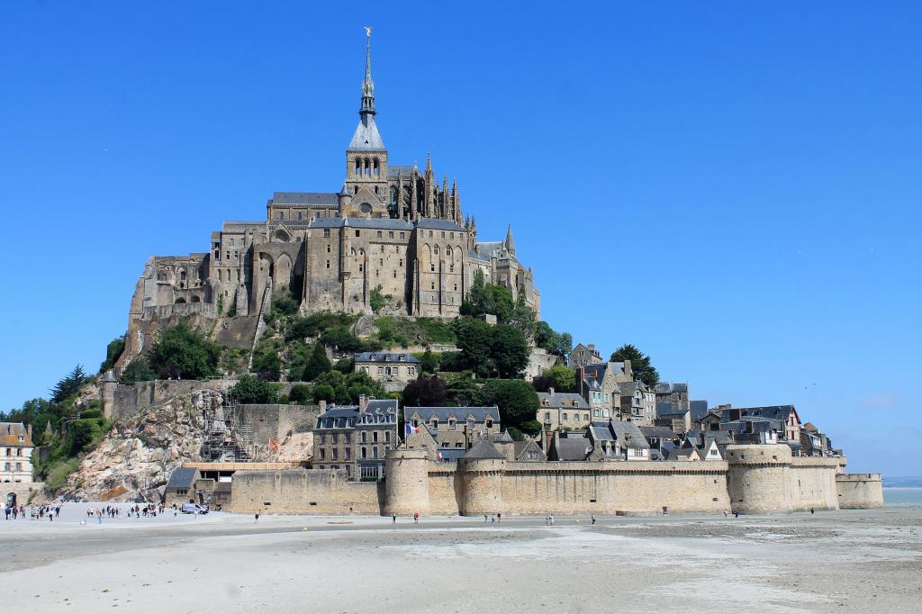 城堡圣米歇尔山反对蓝天，法国